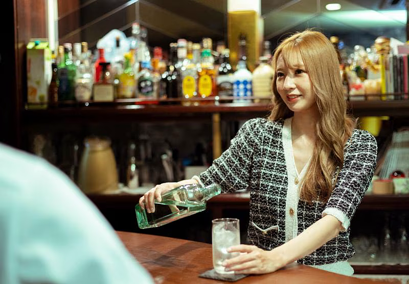 日本21岁酒吧恶女逼同事接待400名客人,却因美照爆红(组图) - 3