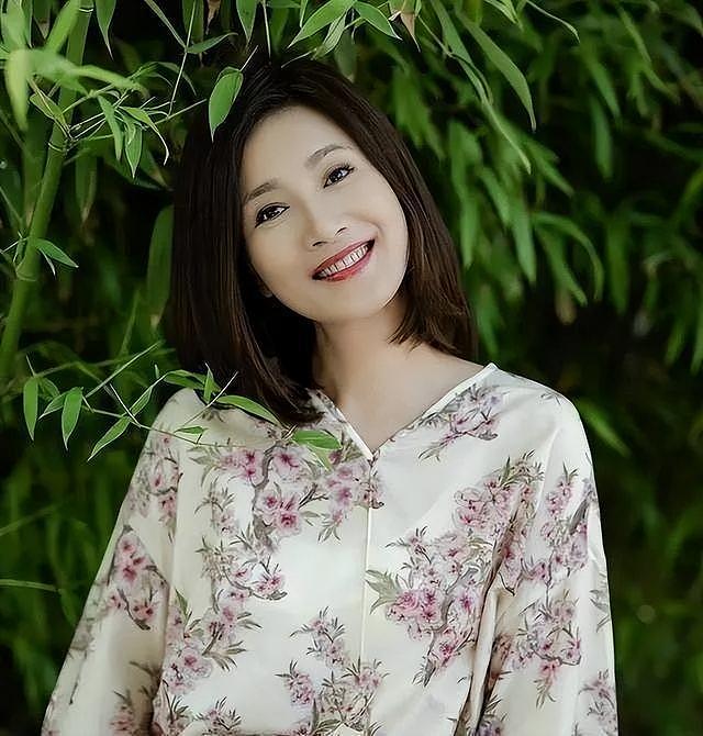 离婚后只字不提前夫侯勇，与女儿相依为命，如今46岁似冻龄少女（组图） - 6
