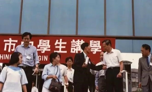 杨振宁逝世30年前与19岁翁帆邂逅照曝光！曾言谢世后她可再结婚（组图） - 3