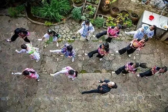 在猪肉铺里跳芭蕾、被2.3亿人热议的山村女孩，登上了央视舞台（组图） - 57