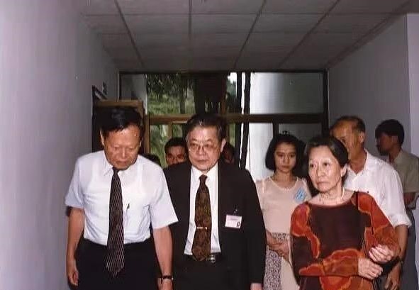 杨振宁逝世30年前与19岁翁帆邂逅照曝光！曾言谢世后她可再结婚（组图） - 4