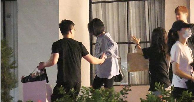 具俊晔出席小S庆功宴，边走边帮S妈按摩尽显温馨，许雅钧也献殷勤（组图） - 9