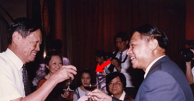 杨振宁逝世30年前与19岁翁帆邂逅照曝光！曾言谢世后她可再结婚（组图） - 2