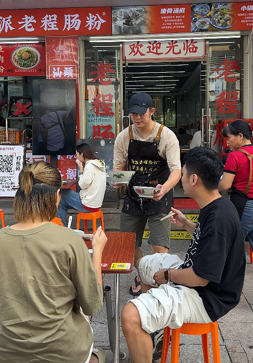 25岁中国球员改行卖肠粉：被领导小孩挤掉，老队员凌晨让我买避孕套（组图） - 3