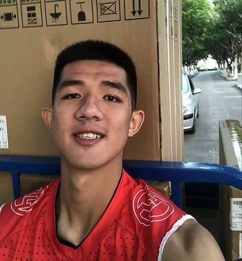 25岁中国球员改行卖肠粉：被领导小孩挤掉，老队员凌晨让我买避孕套（组图） - 1