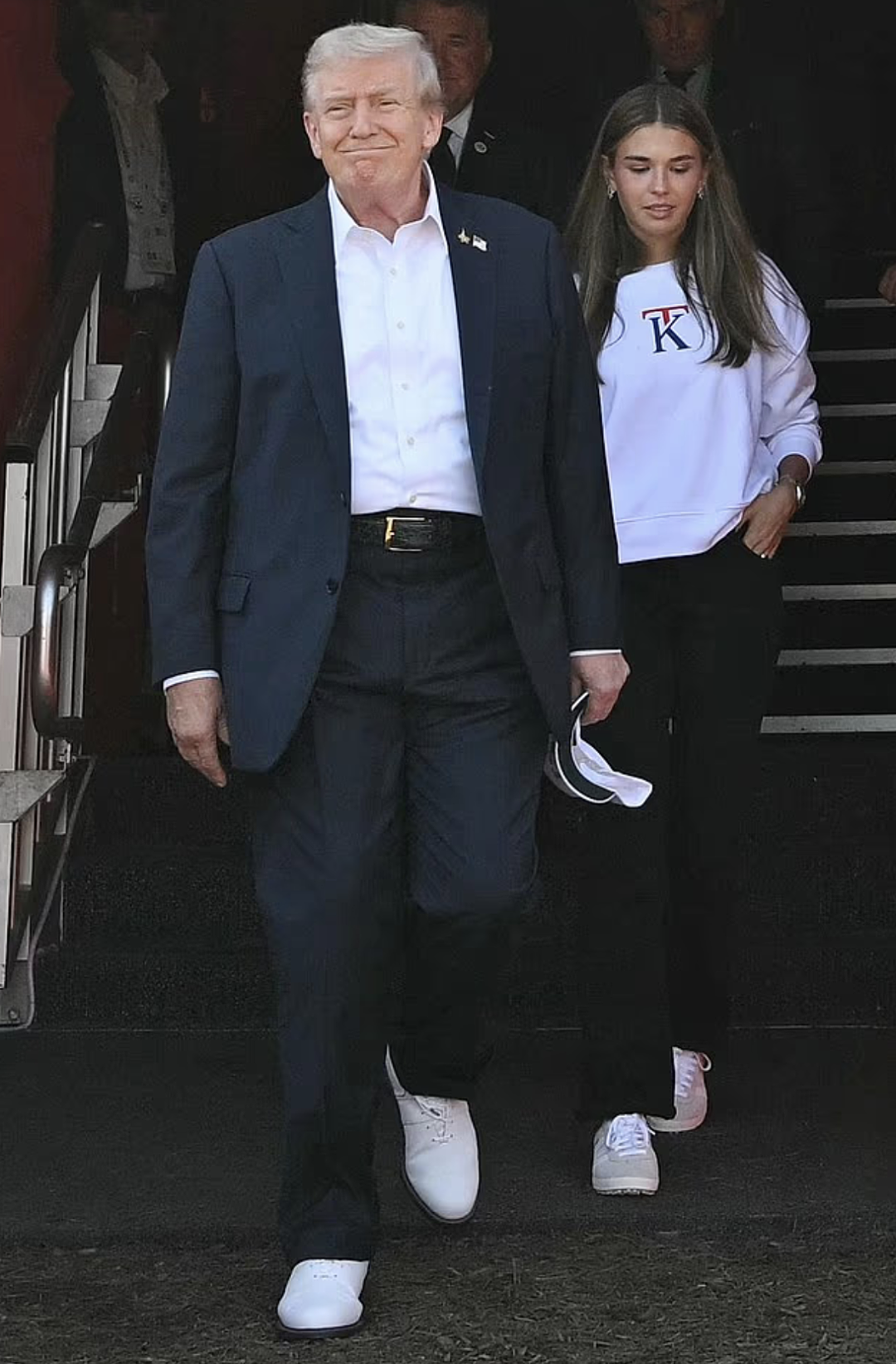 特朗普18岁长孙女蹭爷爷热度带货割韭菜！上白宫宣传被喷...（组图） - 22