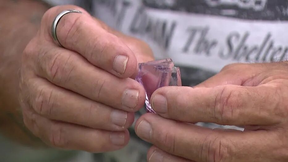 钓鱼佬河边挖蚯蚓，挖出来1000年前埋藏宝藏！果然除了鱼，钓鱼佬啥都能钓到...（组图） - 5