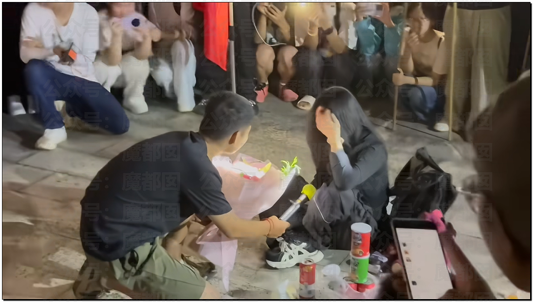 震撼！梧桐山强行拦截女生表白引发围观起哄，女生尴尬社死想哭（组图） - 3