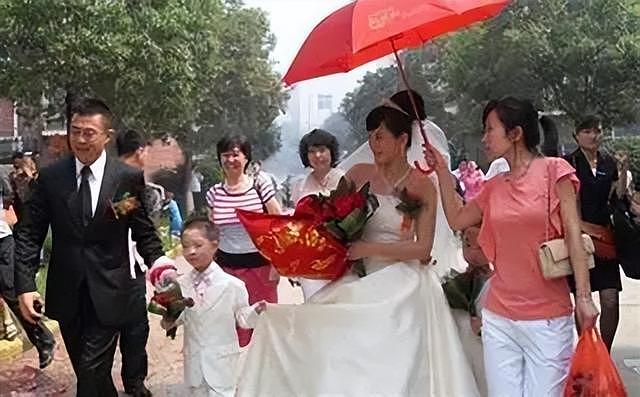 离婚后只字不提前夫侯勇，与女儿相依为命，如今46岁似冻龄少女（组图） - 9