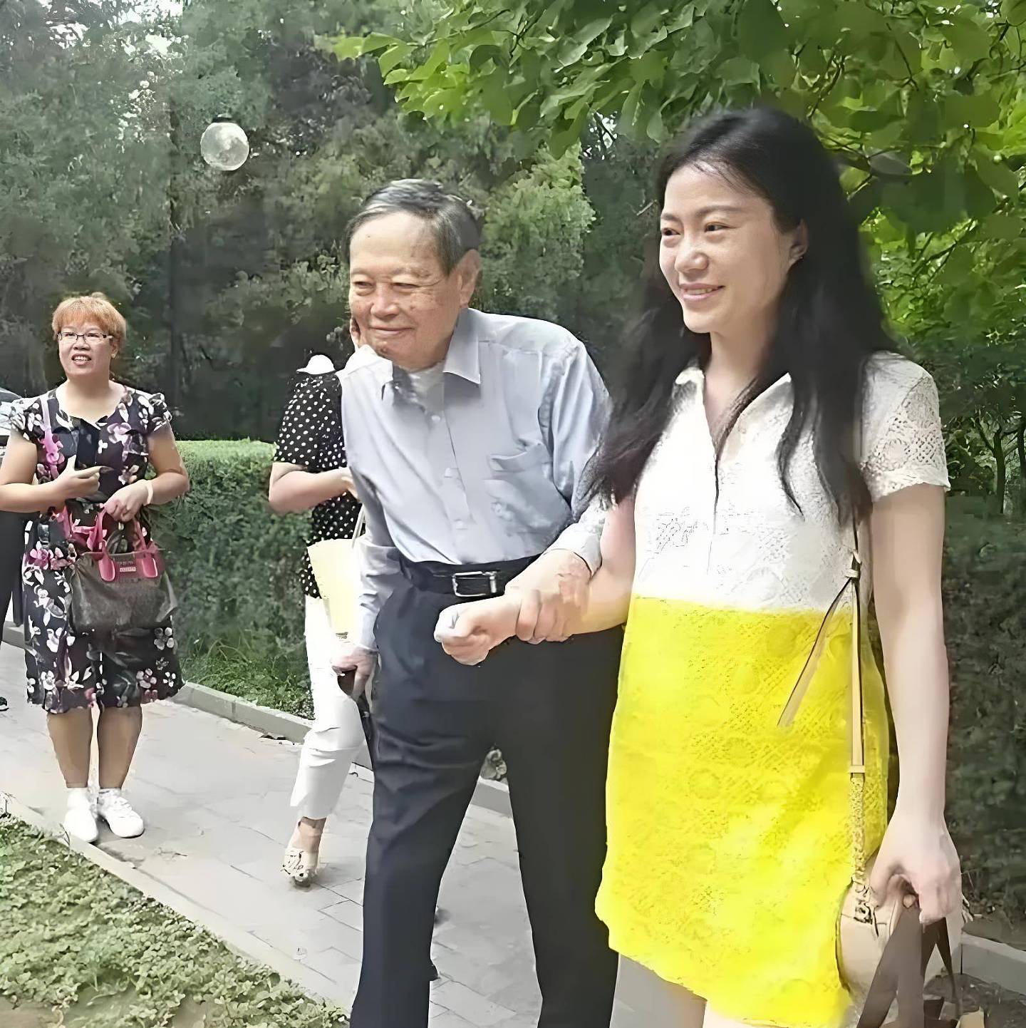 杨振宁病逝,妻子翁帆沉浸在悲痛中(组图) - 9