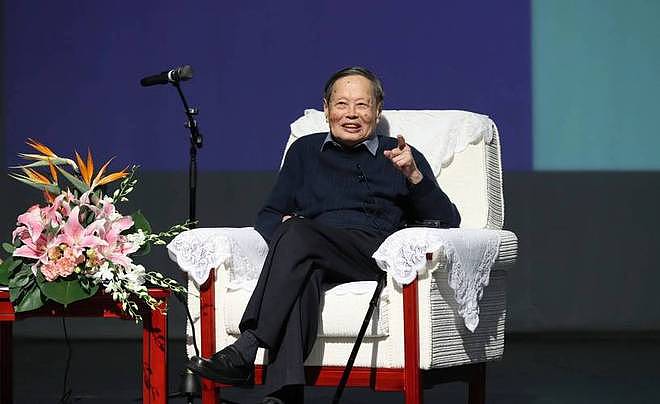 杨振宁刚去世，翁帆终于发声，字字催泪，清华大学吊唁堂细节感人（组图） - 9