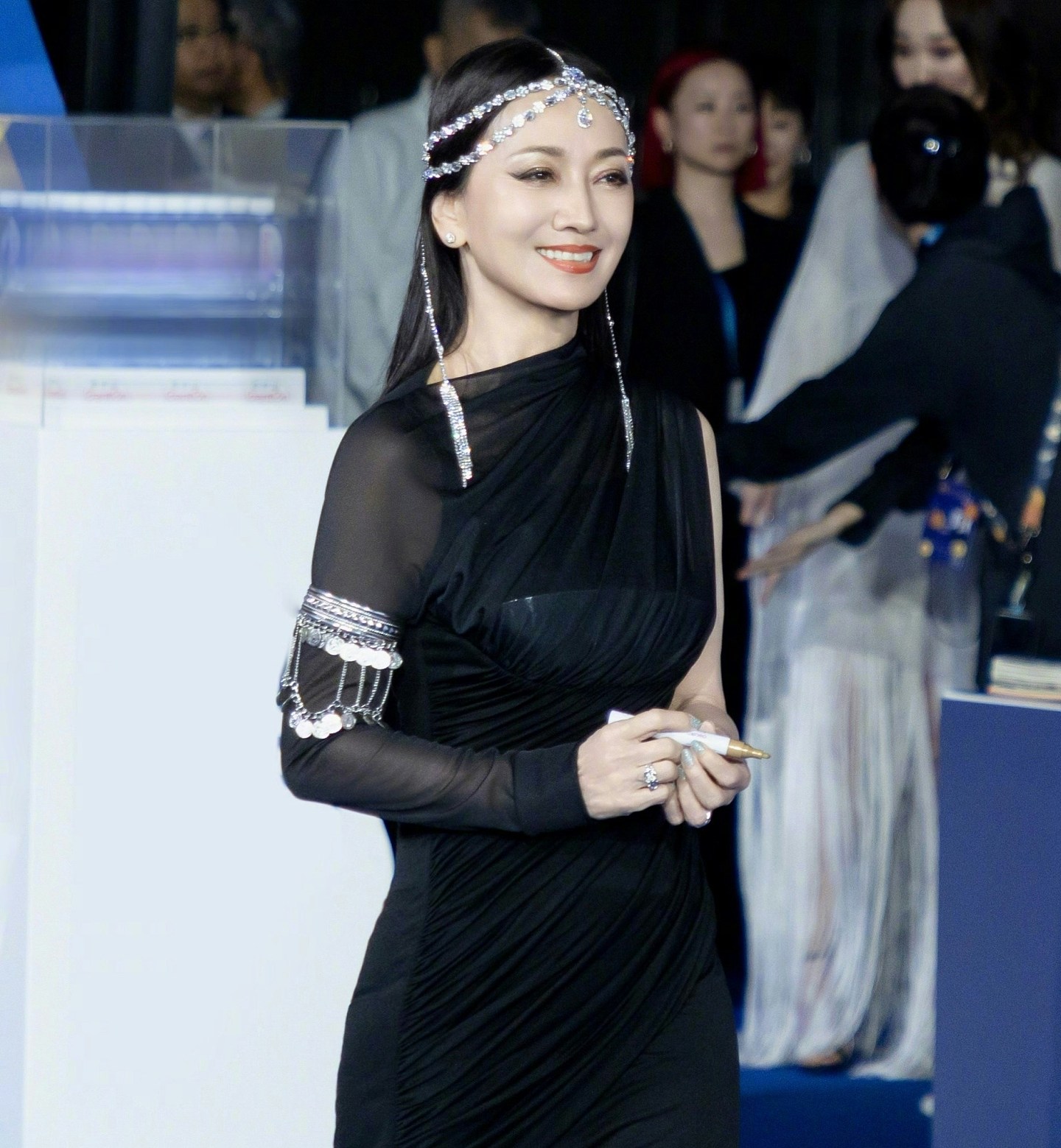 娱圈美魔女70岁大搞从艺50周年派对门票秒杀，失婚诞三子人气更高（组图） - 1