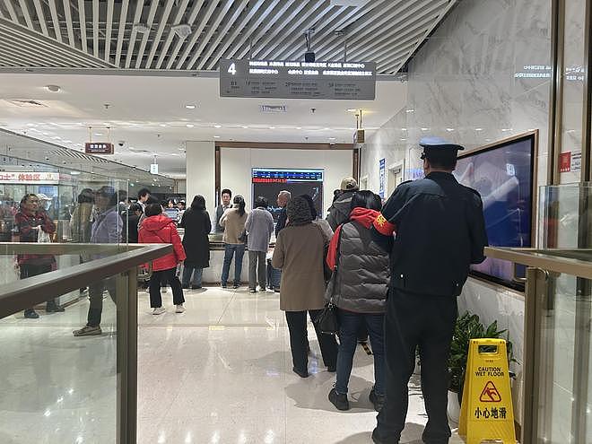 金价惊魂一夜后：“囤金大爷大妈”挤爆金店，拿下百克金条（组图） - 3