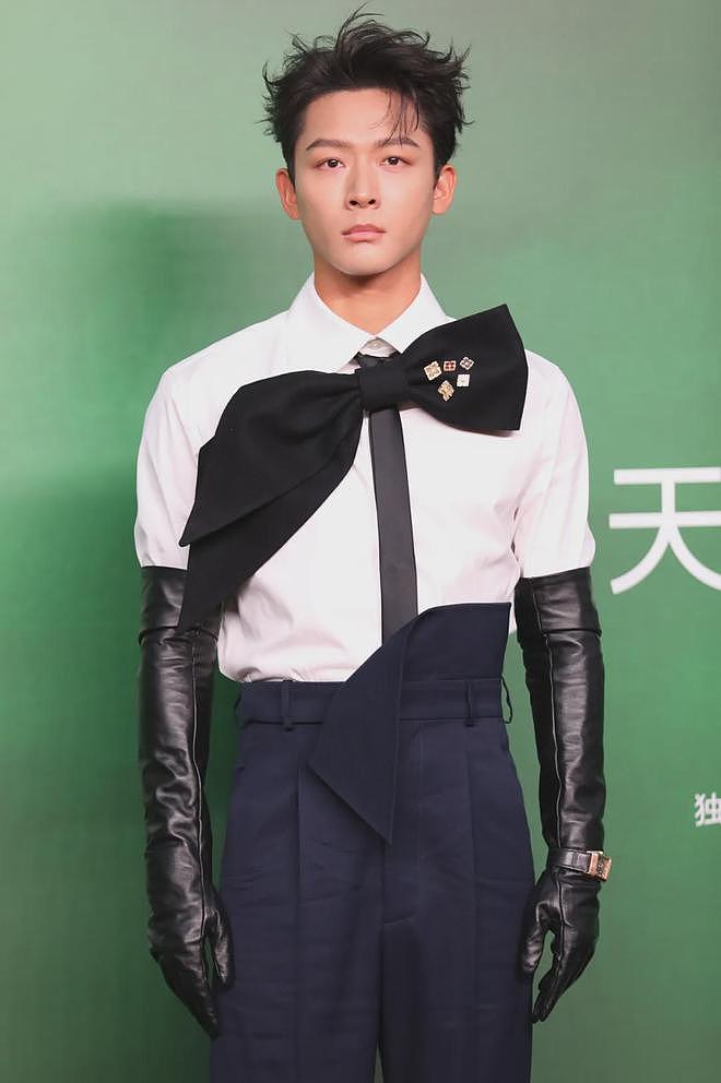 VOGUE红毯生图来了！杨幂妆容显老，周冬雨透视装翻车，金晨脸崩（组图） - 24
