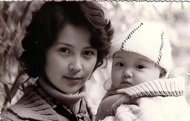李小璐再陷复出争议:从“少女影后”到负面艺人,好牌被打烂?(组图) - 6