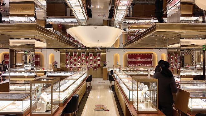 金价惊魂一夜后：“囤金大爷大妈”挤爆金店，拿下百克金条（组图） - 4