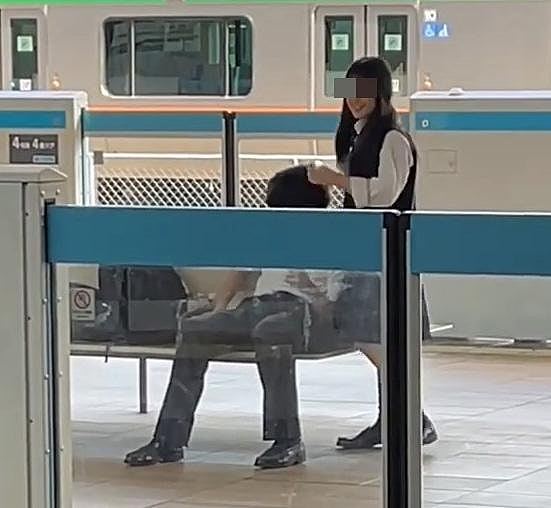 日本车站“活春宫”视频疯传!男女学生激战1分钟,女方颜值引网民惊叹(视频/组图) - 10