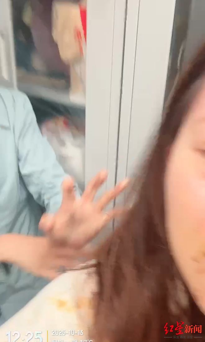 女子称因不服从调岗，被部门经理打且抹辣椒油！经理回应（视频/组图） - 1