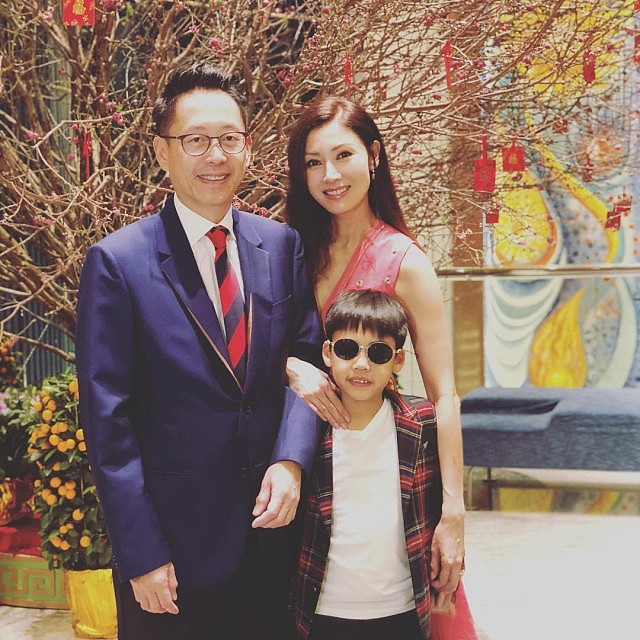 李嘉欣日本银座被偷拍毫不知情,下意识做不雅动作呈真实状态(组图) - 5