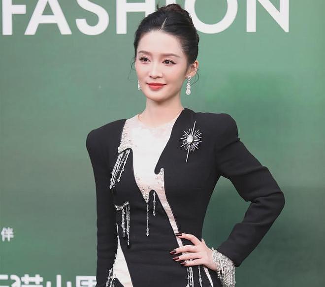 VOGUE红毯生图来了！杨幂妆容显老，周冬雨透视装翻车，金晨脸崩（组图） - 12