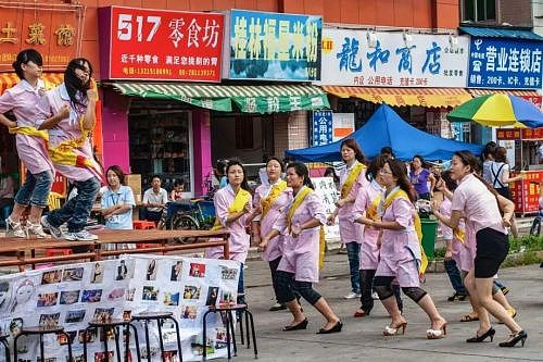 一个东莞保安,用170万张照片,拍下厂妹隐秘心事(组图) - 5