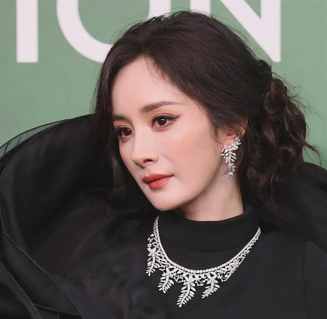 VOGUE红毯生图来了！杨幂妆容显老，周冬雨透视装翻车，金晨脸崩（组图） - 3