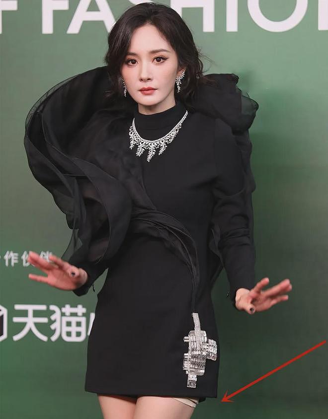 VOGUE红毯生图来了！杨幂妆容显老，周冬雨透视装翻车，金晨脸崩（组图） - 4