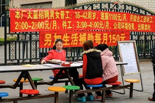 一个东莞保安,用170万张照片,拍下厂妹隐秘心事(组图) - 26