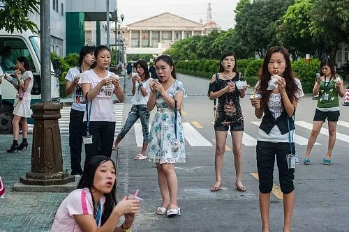 一个东莞保安,用170万张照片,拍下厂妹隐秘心事(组图) - 6