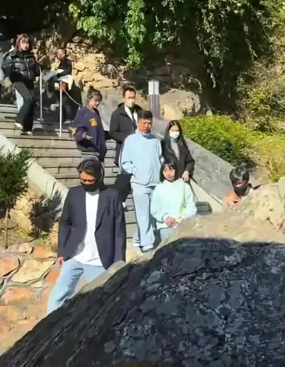 朱媛媛去世5个月,辛柏青携17岁女儿现身大孤山,好友李乃文陪同守护(组图) - 4