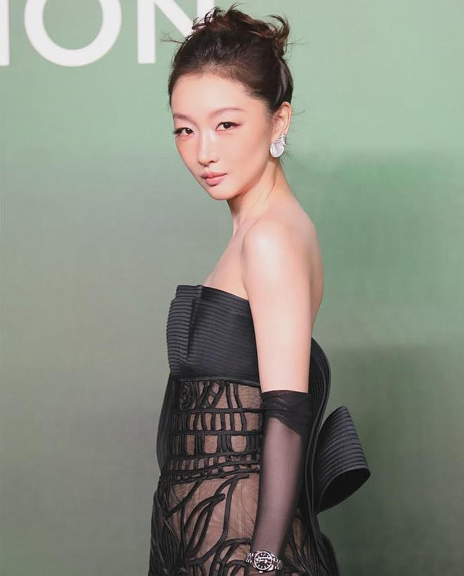 VOGUE红毯生图来了！杨幂妆容显老，周冬雨透视装翻车，金晨脸崩（组图） - 7