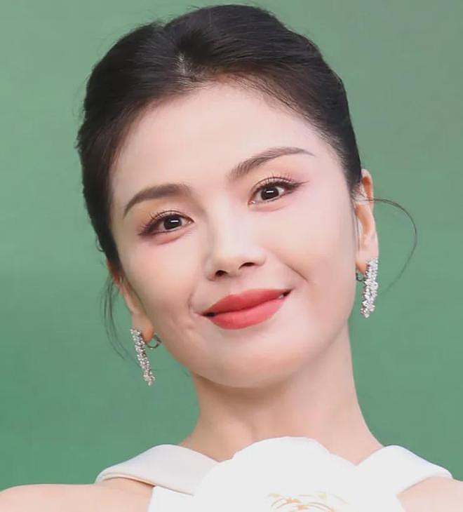 VOGUE红毯生图来了！杨幂妆容显老，周冬雨透视装翻车，金晨脸崩（组图） - 16