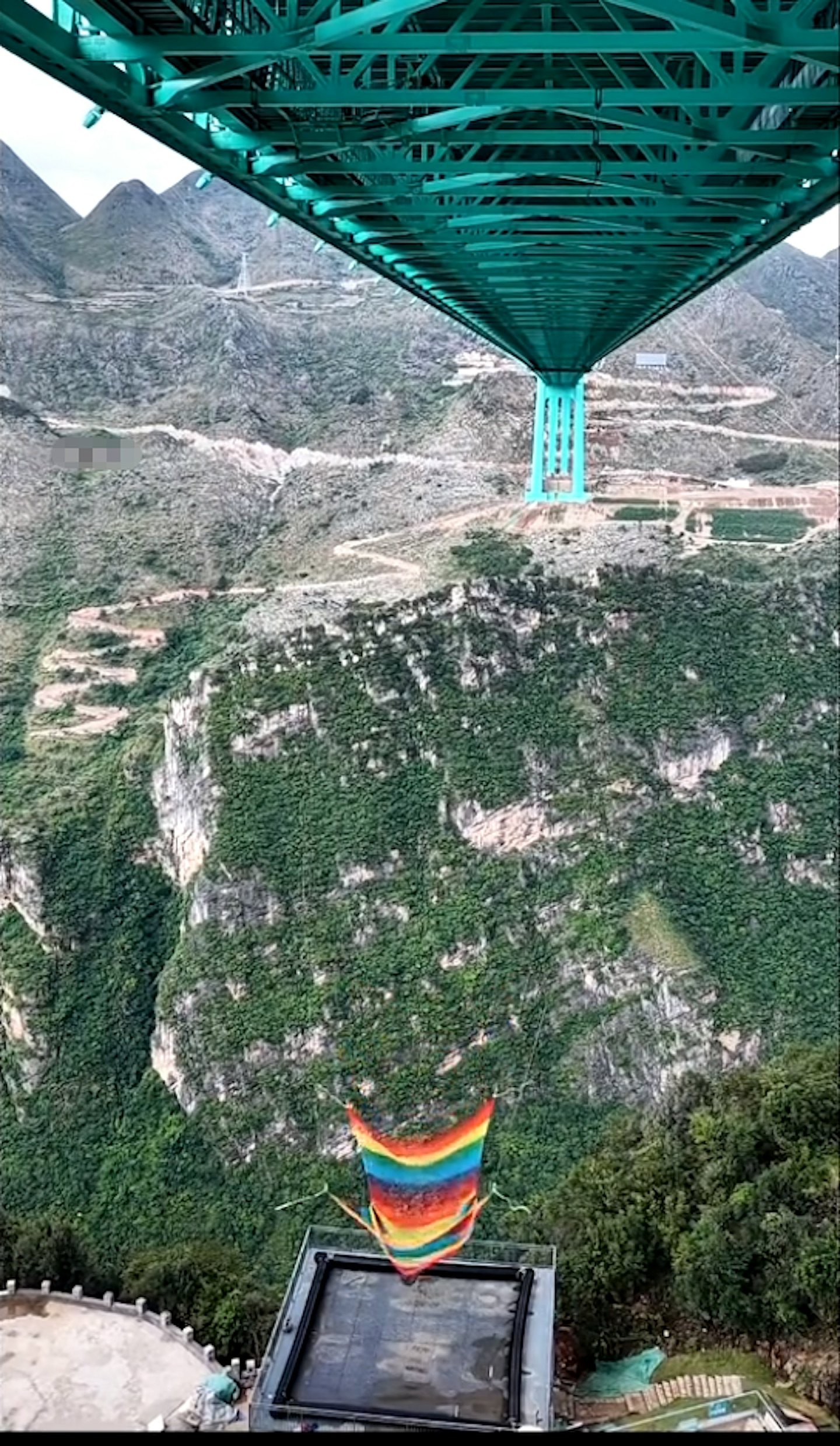 贵州花江峡谷大桥推无绳蹦极,官方:安全达标(组图) - 3