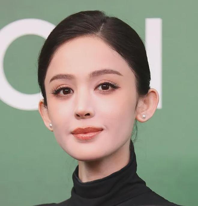 VOGUE红毯生图来了！杨幂妆容显老，周冬雨透视装翻车，金晨脸崩（组图） - 9