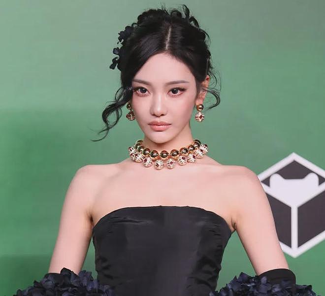 VOGUE红毯生图来了！杨幂妆容显老，周冬雨透视装翻车，金晨脸崩（组图） - 20