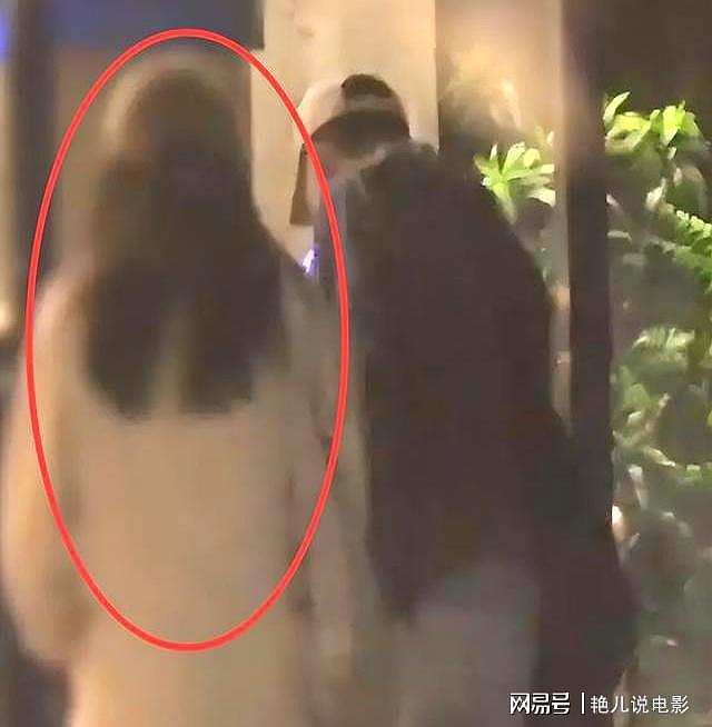 朱媛媛去世5月后,辛柏青露面!一个举动败好感,身旁美女引争议(组图) - 2