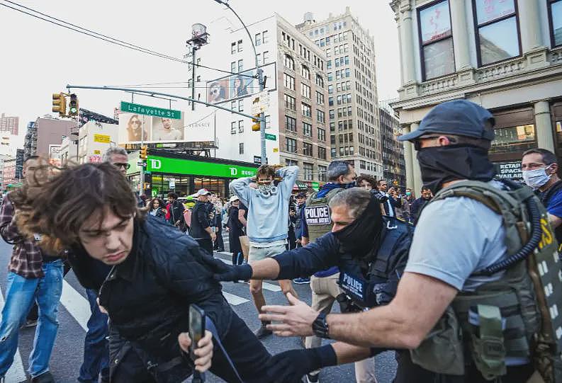 移民局突袭华人区，荷枪实弹+装甲车！当街抓人，现场一片混乱（组图） - 6