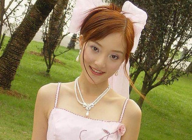 李小璐再陷复出争议:从“少女影后”到负面艺人,好牌被打烂?(组图) - 5