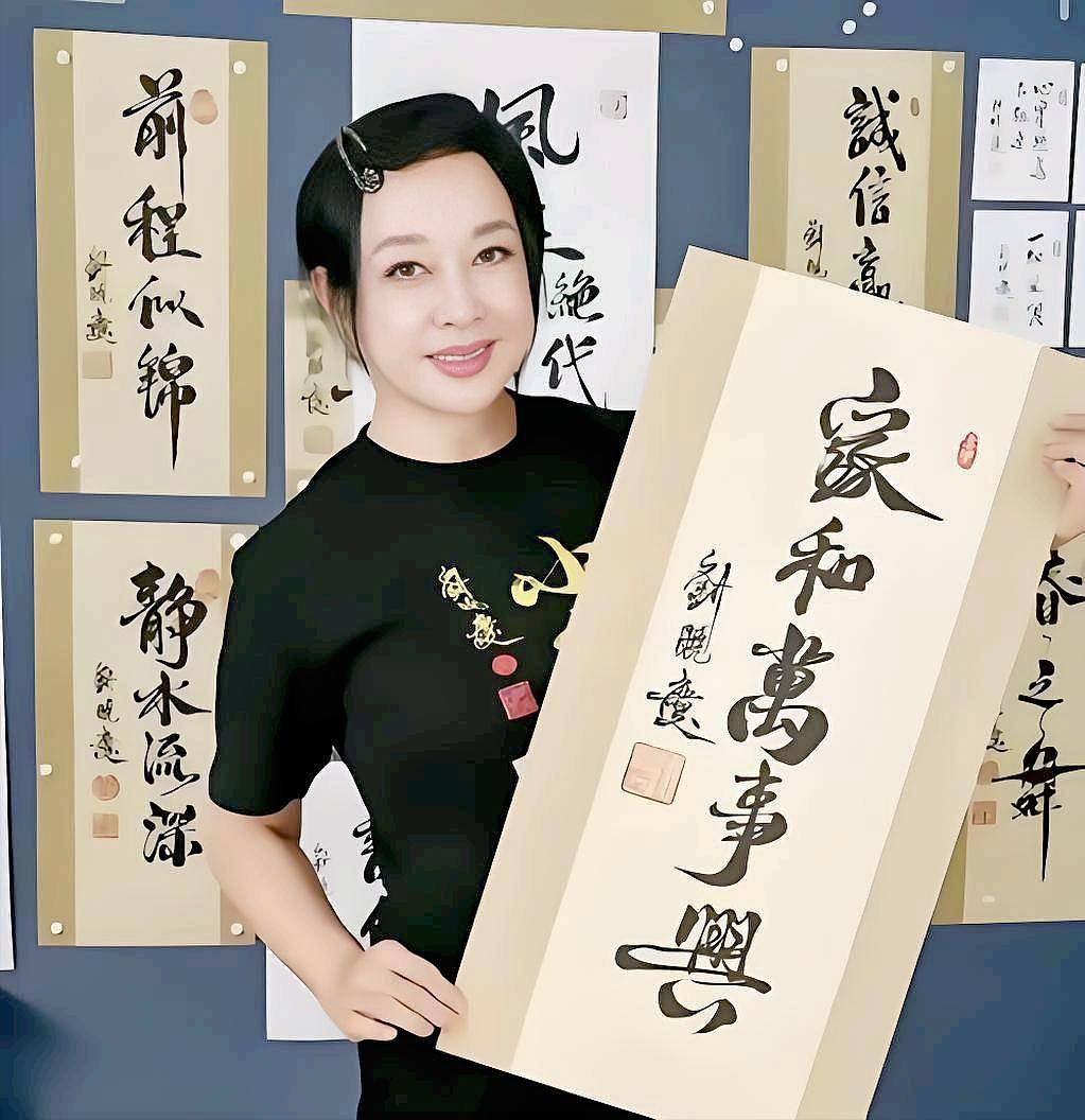 刘晓庆:秀书法作品褒贬不一,专业人士提出看法(组图) - 6