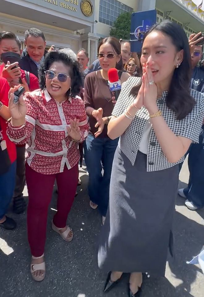 泰国美女前总理久违探监,全身大牌神采飞扬,透露父亲狱中健康(组图) - 7
