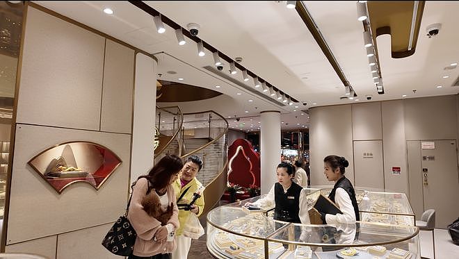 金价惊魂一夜后：“囤金大爷大妈”挤爆金店，拿下百克金条（组图） - 5