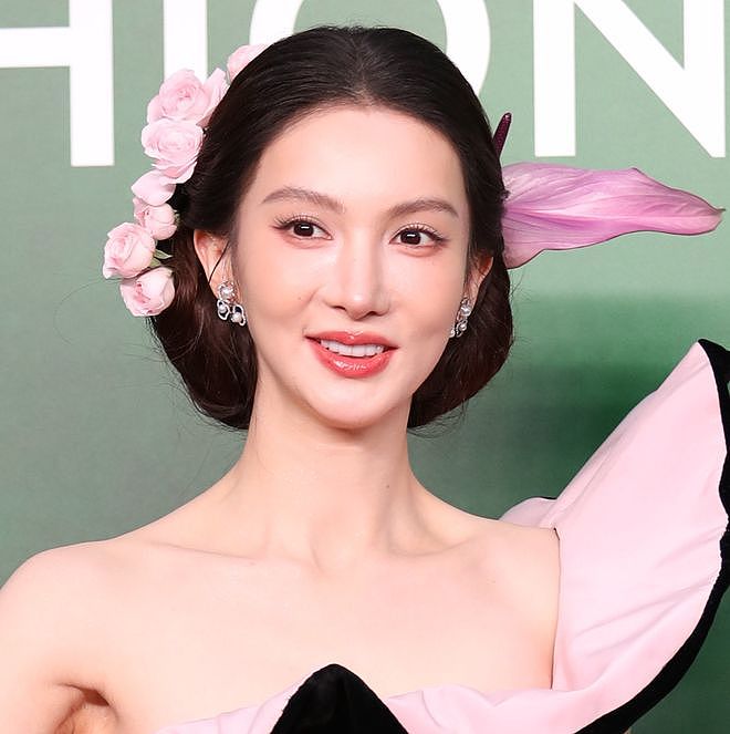 VOGUE红毯生图来了！杨幂妆容显老，周冬雨透视装翻车，金晨脸崩（组图） - 2