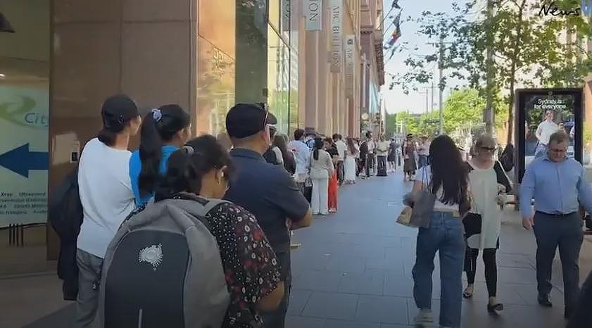 要回国前被捕,从一个A4纸大小的洞钻入博物馆,中国黑衣年轻女子拿走了价值1200万的金块(组图) - 10