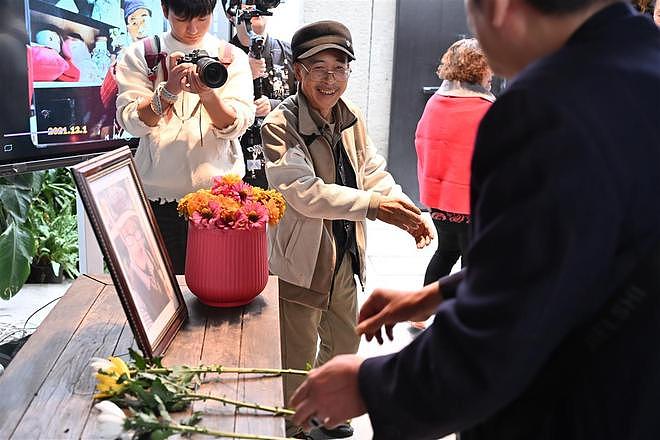 开了45年照相馆,72岁患癌老人办生前告别式,亲姐:我们之间的牵挂是一生一世直至永恒(组图) - 3