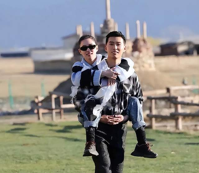 何超莲被骂到删评!窦骁沉默 5 天不护妻,昔日恩爱全部成笑话(组图) - 13
