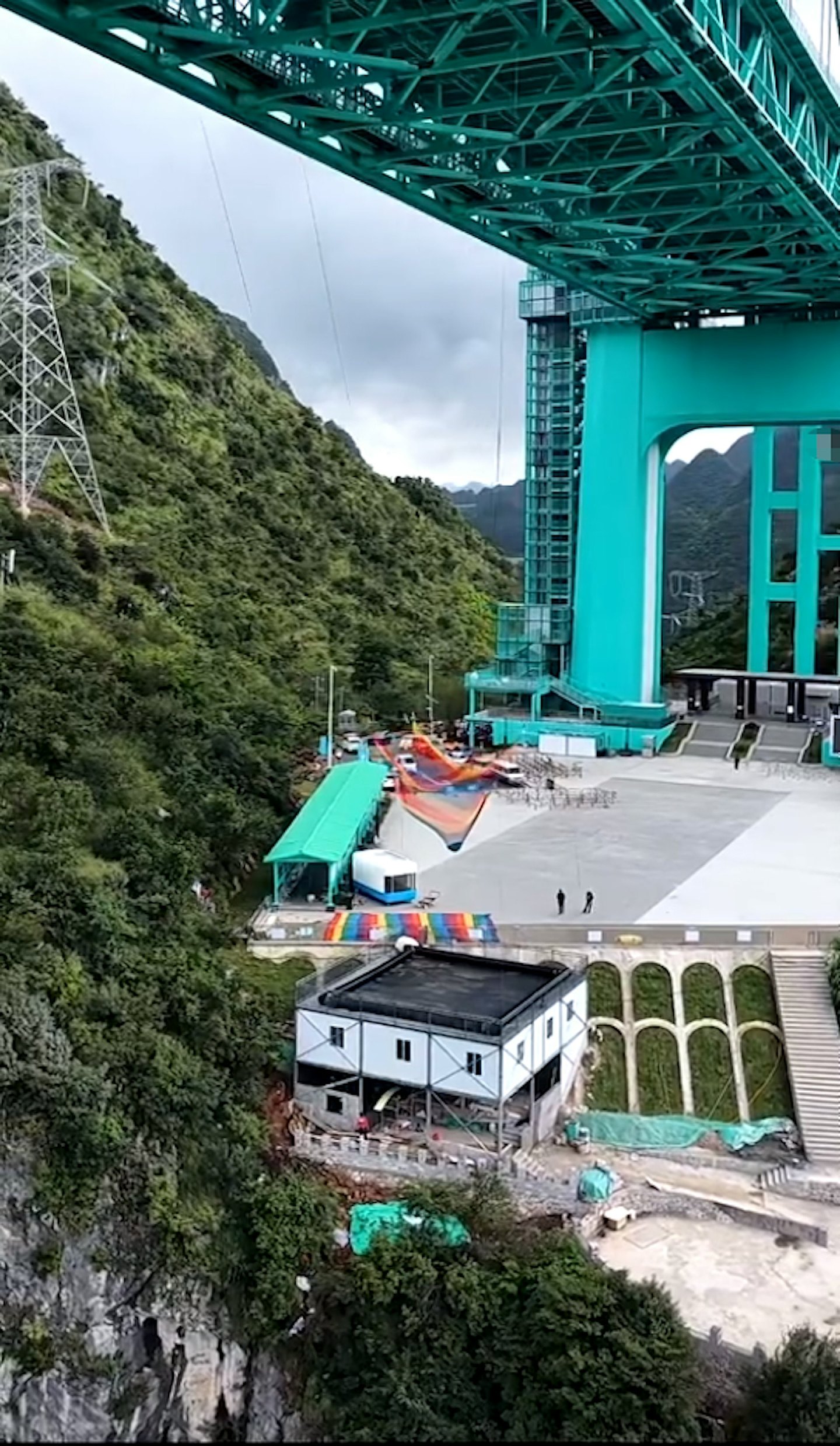 贵州花江峡谷大桥推无绳蹦极,官方:安全达标(组图) - 4