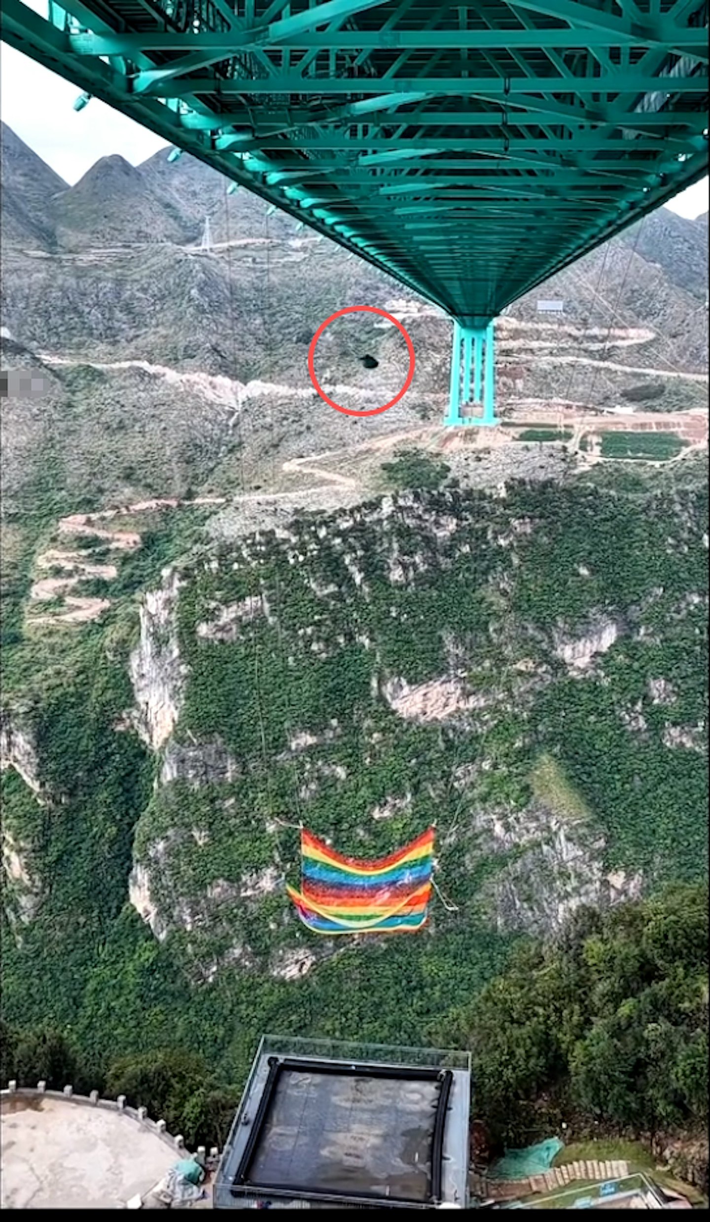 贵州花江峡谷大桥推无绳蹦极,官方:安全达标(组图) - 2