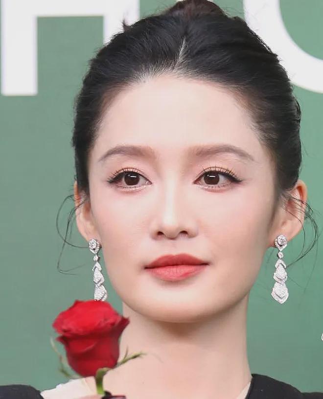 VOGUE红毯生图来了！杨幂妆容显老，周冬雨透视装翻车，金晨脸崩（组图） - 10