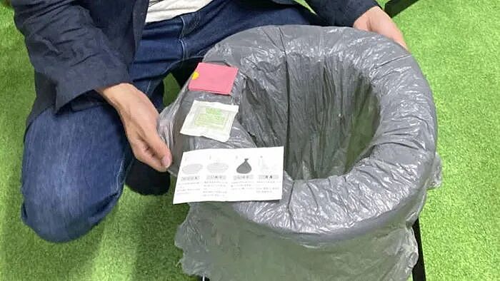 马桶直接揣兜里?日本造了个全世界最小的“口袋厕所”,号称“憋急救星”!网友:难的不是装备,是脸皮(组图) - 3