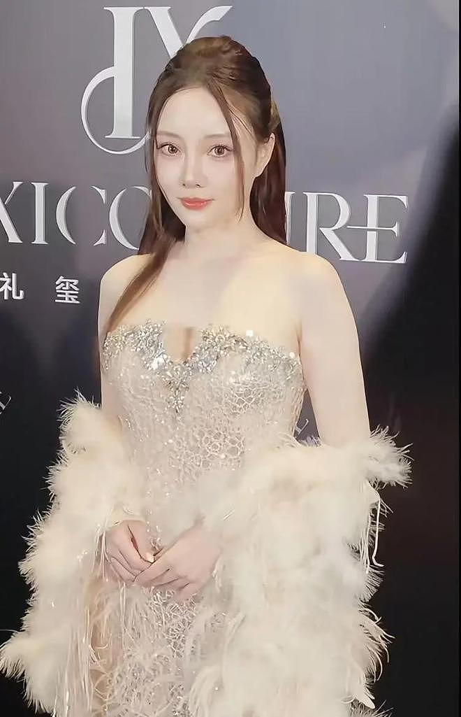 李小璐再陷复出争议:从“少女影后”到负面艺人,好牌被打烂?(组图) - 2